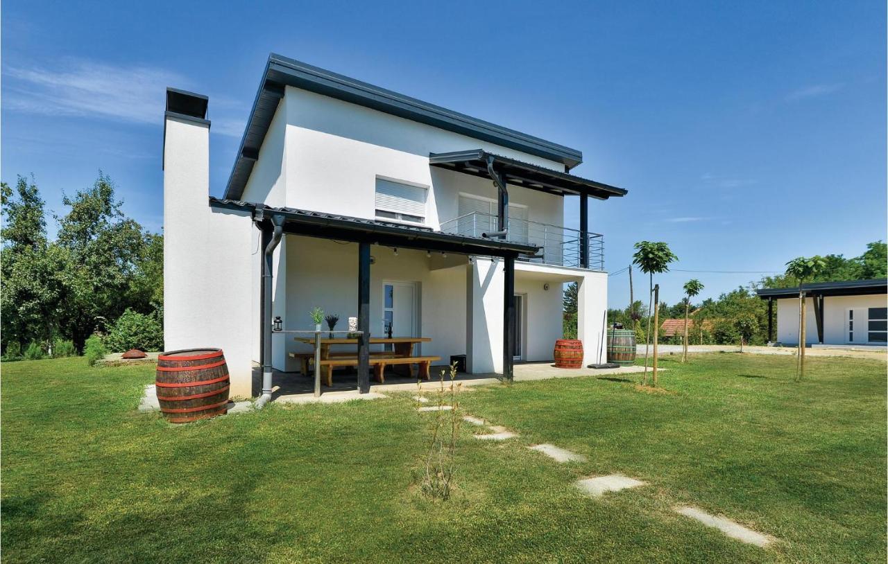 8 Bedroom Lovely Home In Durdevac Thurdevac ภายนอก รูปภาพ